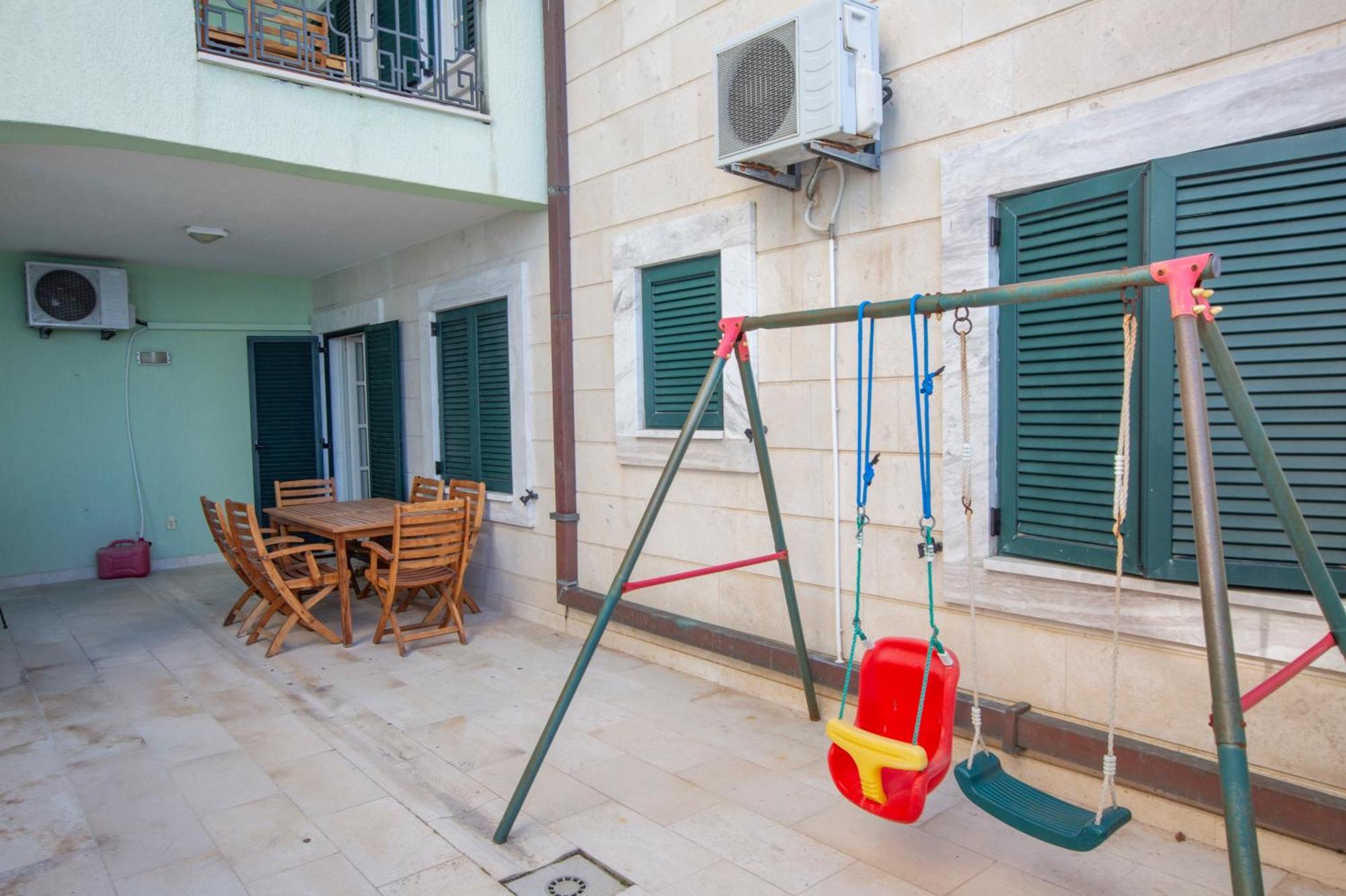 Montesan Luxury Front Aparthotel